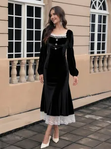 Elegante abito midi in velluto nero stile Audrey Hepburn con pizzo e bottoni in cristallo