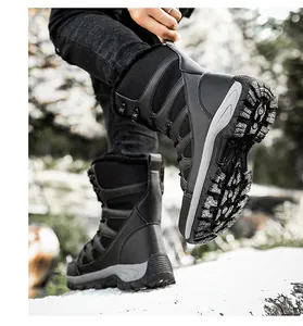 Vue détaillée des bottes tactiques noires dans un paysage d'hiver