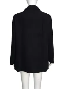Vue arrière d'un blazer en velours côtelé noir coupe ample pour femme
