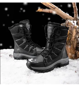 Gros plan latéral de bottes de neve noires avec doublure en fausse fourrure et semelle épaisse