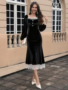Elegante abito midi in velluto nero stile francese con pizzo bianco e vita a clessidra.