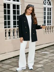 Blazer élégant en velours côtelé noir pour femme, style décontracté en extérieur.
