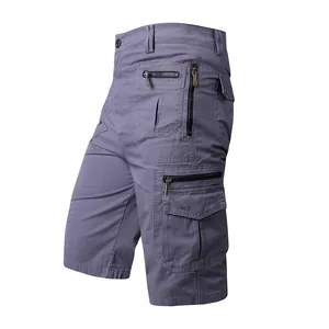 Vista detallada de pantalones cortos cargo sueltos para hombres con múltiples bolsillos