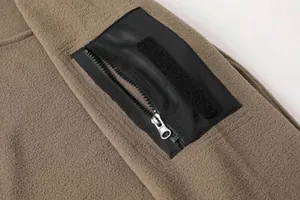 Dettaglio felpa tattica in pile con tasca con zip e striscia in velcro