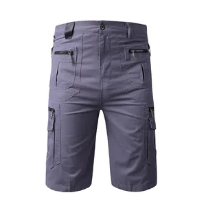 Detalle frontal de pantalones cortos cargo grises para hombre con bolsillos múltiples