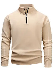Primer plano de la suave textura de forro polar de una sudadera beige para hombre con cremallera