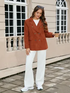 Blazer croisé chic en velours côtelé marron pour femme dans un cadre urbain élégant