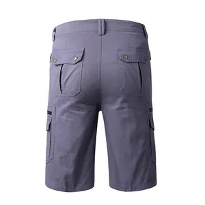 Vista trasera de pantalones cortos cargo grises multibolsillos con botones y cremalleras