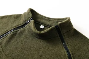 Dettaglio del colletto di una felpa tattica in pile verde militare con cerniera