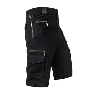 Detalle de vista lateral de pantalones cortos cargo negros con múltiples bolsillos tácticos