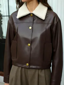 Chaqueta vintage de cuero sintético marrón para mujer con cuello de borrego blanco.