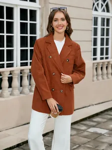 Vue détaillée d'un blazer en velours côtelé marron porté par un mannequin dans la ville.