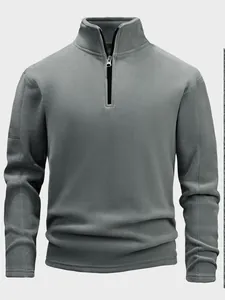 Primer plano de sudadera de forro polar gris de alta calidad con media cremallera.