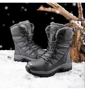 Vue latérale de bottes de neige d'extérieur grises à tige haute avec doublure fourrure