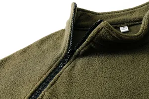 Dettaglio del maglione tattico in pile verde oliva con cerniera YKK ed etichetta taglia.
