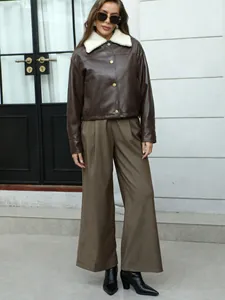 Elegante chaqueta de cuero marrón vintage americana con cuello de borreguito blanco