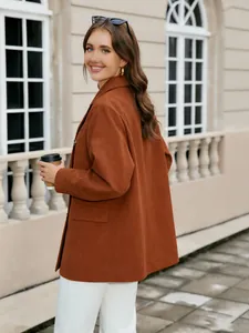 Vue détaillée de la texture et de la coupe décontractée du blazer en velours côtelé rouille