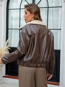 Chaqueta biker vintage de cuero sintético marrón con cuello de borrego blanco para mujer.