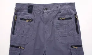 Vista detallada del diseño de múltiples bolsillos en pantalones cortos cargo grises de algodón