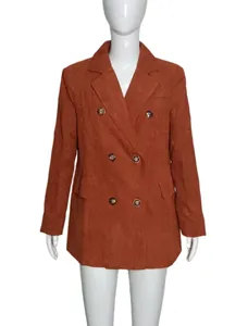 Détail d'un blazer croisé en velours côtelé orange brûlé pour femme sur mannequin