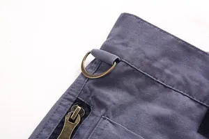 Detalle del anillo en D y la cremallera en unos pantalones cortos tipo cargo grises
