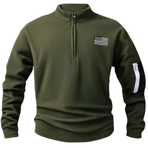 Detailansicht eines olivgrünen Fleece-Sweatshirts mit amerikanischem Flaggen-Patch