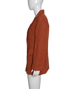 Profil latéral d'un blazer en velours côtelé rouille sur un mannequin blanc, vue de côté.