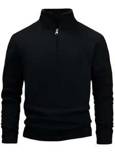 Detalle de una sudadera de forro polar negro para hombre con media cremallera y cuello alto