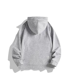 Vista posterior detallada de una sudadera con capucha gris vintage con textura de tela