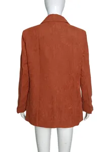 Vue arrière d'un blazer en velours côtelé orange rouille ample sur un mannequin blanc