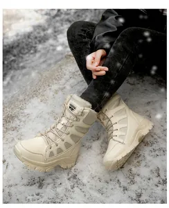 Bottes de neige montantes beiges robustes avec doublure en fourrure dans la neige