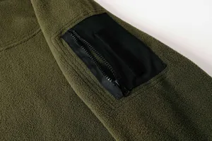 Dettaglio di felpa tattica in pile verde oliva con tasca sulla manica e velcro nero
