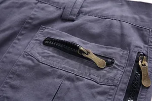 Primer plano de las cremalleras de los bolsillos en pantalones cortos cargo