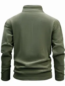 Vista posterior de sudadera de forro polar verde oliva para hombre con textura suave
