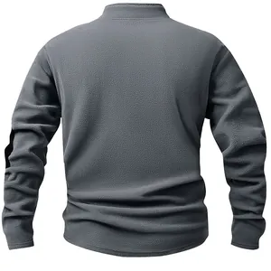 Rückansicht eines grauen Herren-Fleece-Sweatshirts mit weicher und warmer Stoffstruktur