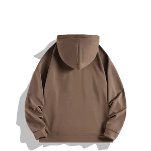 Vista trasera de una sudadera con capucha marrón de estilo vintage y corte extragrande