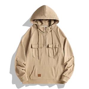 Detalle de sudadera con capucha vintage caqui para hombre con media cremallera y bolsillos