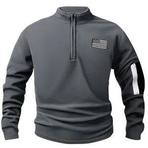 Detailansicht eines grauen Fleece-Sweatshirts für Herren mit US-Flaggen-Aufnäher