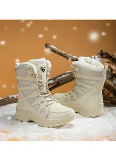 Gros plan de bottes de neige beiges montantes avec doublure en peluche chaude en hiver.