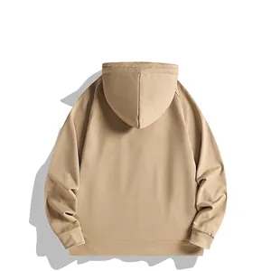Detalle de la espalda de una sudadera con capucha caqui pesada de estilo retro americano