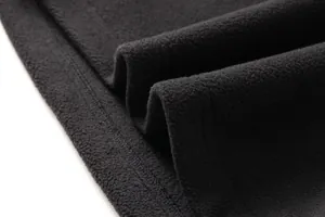 Primo piano del morbido tessuto in pile nero che mostra dettagli di trama calda