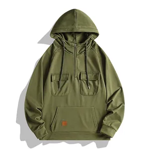 Primer plano detallado de una sudadera con capucha retro americana verde oliva pesada