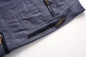 Primer plano de pantalones cortos cargo multibolsillo con detalles de cremalleras metálicas