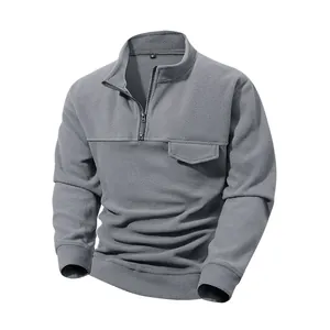 Detailansicht eines grauen Fleece-Sweatshirts für Herren mit Reißverschluss und Stehkragen