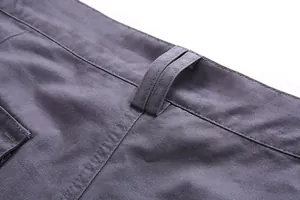 Primer plano del lazo del cinturón de pantalones cortos cargo de sarga púrpura de hombre
