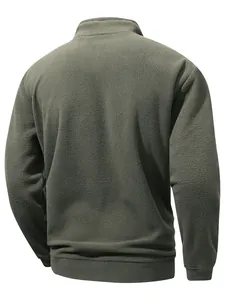 Rückansicht eines olivgrünen Herren-Fleece-Sweatshirts mit Stehkragen und Textur