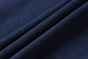 Primo piano macro della morbida fodera in pile blu navy della felpa tattica da uomo.