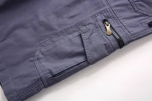 Primer plano detallado de pantalones cortos cargo con múltiples bolsillos y cremallera metálica.