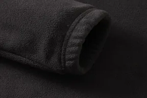 Macro dettaglio del tessuto in pile nero di alta qualità e del polsino elastico strutturato