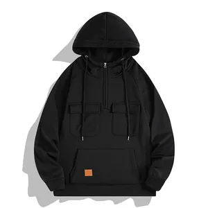 Detalle de la sudadera negra pesada para hombre con capucha, bolsillos y media cremallera.